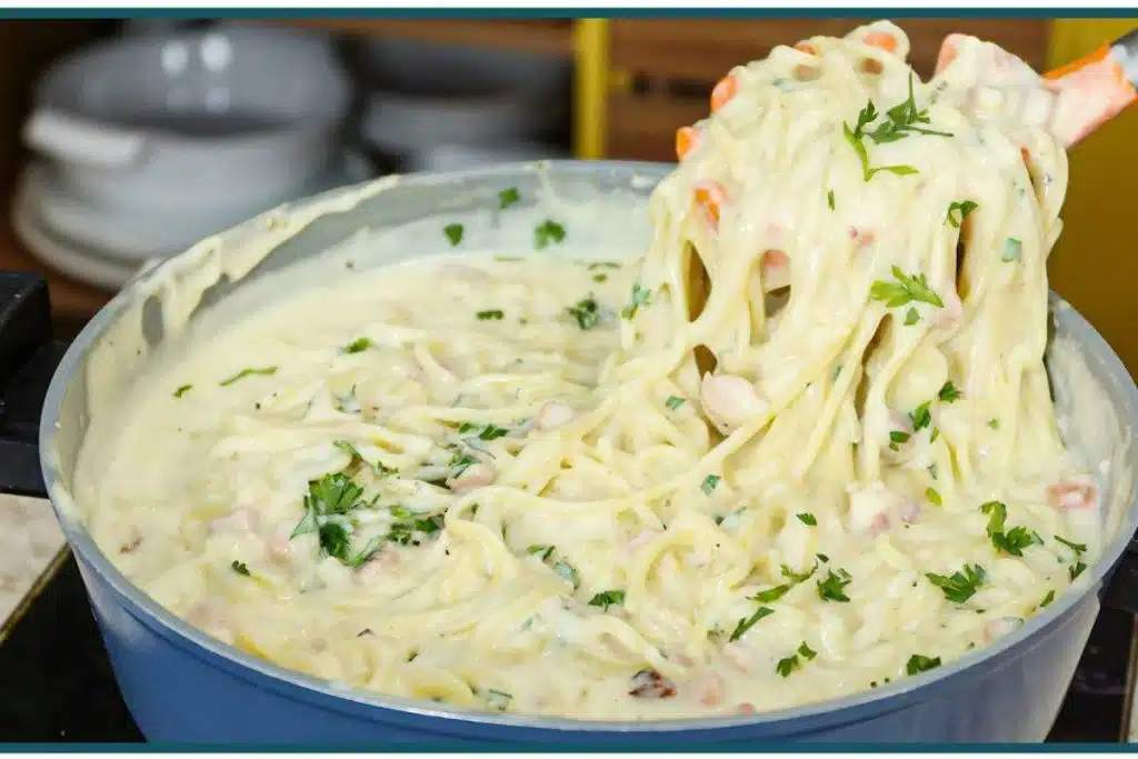 Esse macarrão cremoso é sucesso certo no seu almoço de dia das mães