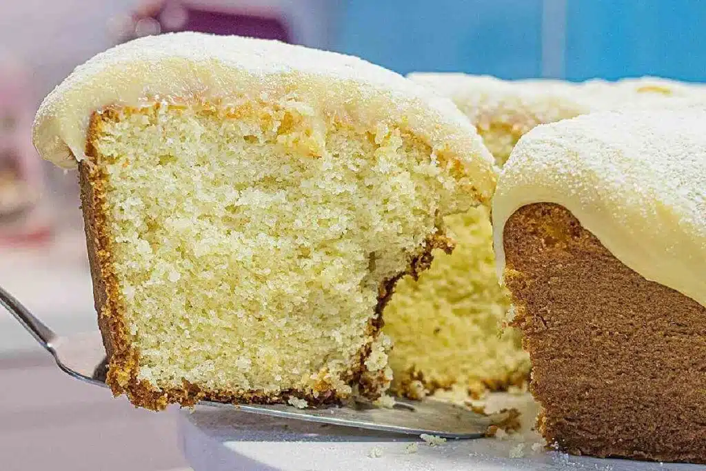 Bolo de leite ninho fofinho com uma cobertura deliciosa de comer lambendo os dedos