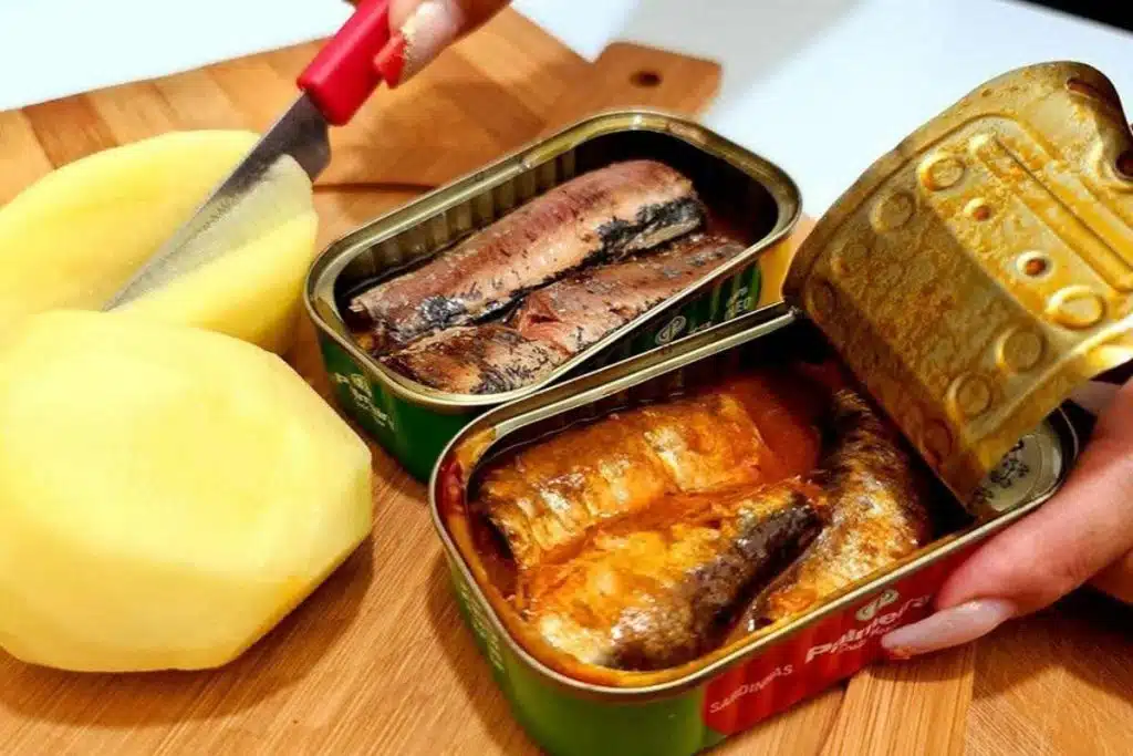 Fiz sardinha com batata no almoço e ficou uma delícia todo mundo adorou