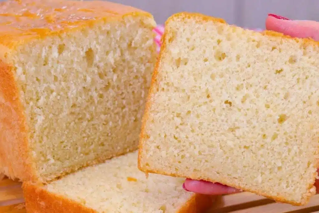 Pão caseiro simples para comer bem quentinho com manteiga derretendo na hora do café