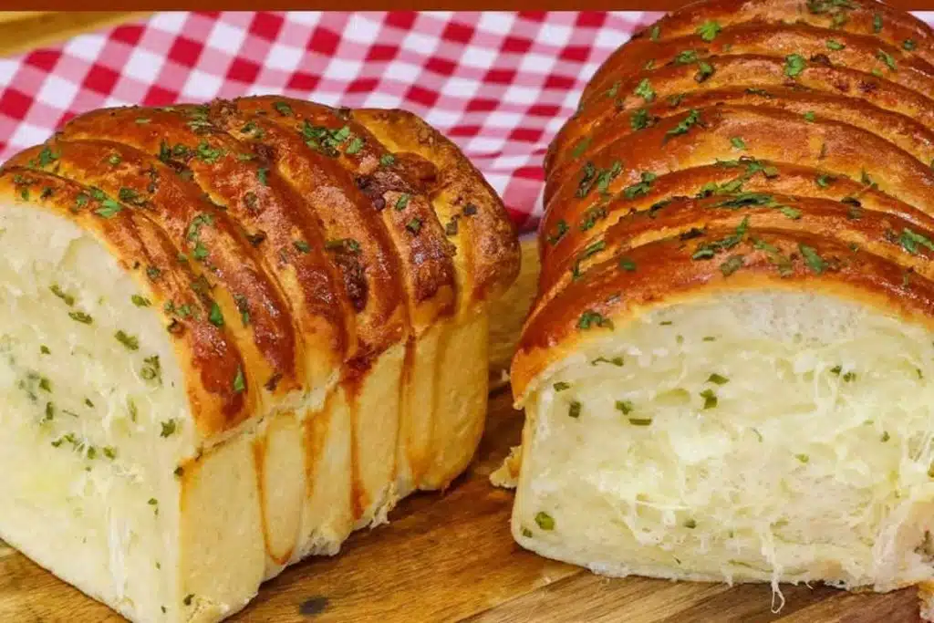 Pão de alho com queijo para você servir no lanche ou para acompanhar seu churrasco
