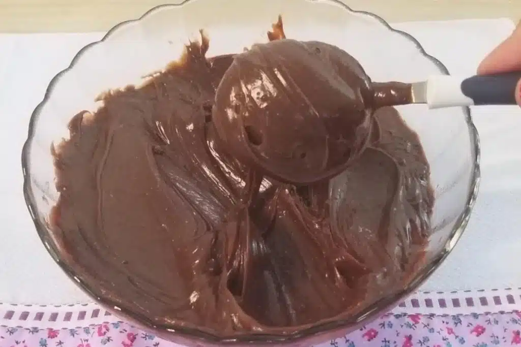 Recheio cremoso de chocolate para bolos muito simples de fazer e fica maravilhoso