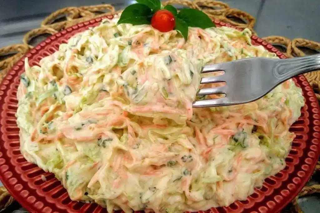 Salada de repolho americana muito cremosa para acompanhar seu almoço de dia das mães