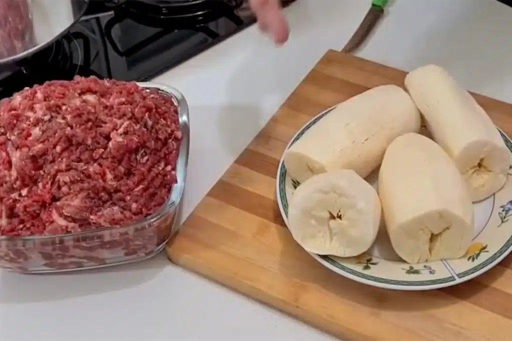 Se juntar carne moída com mandioca dá para fazer um almoço delicioso para o dia das mães